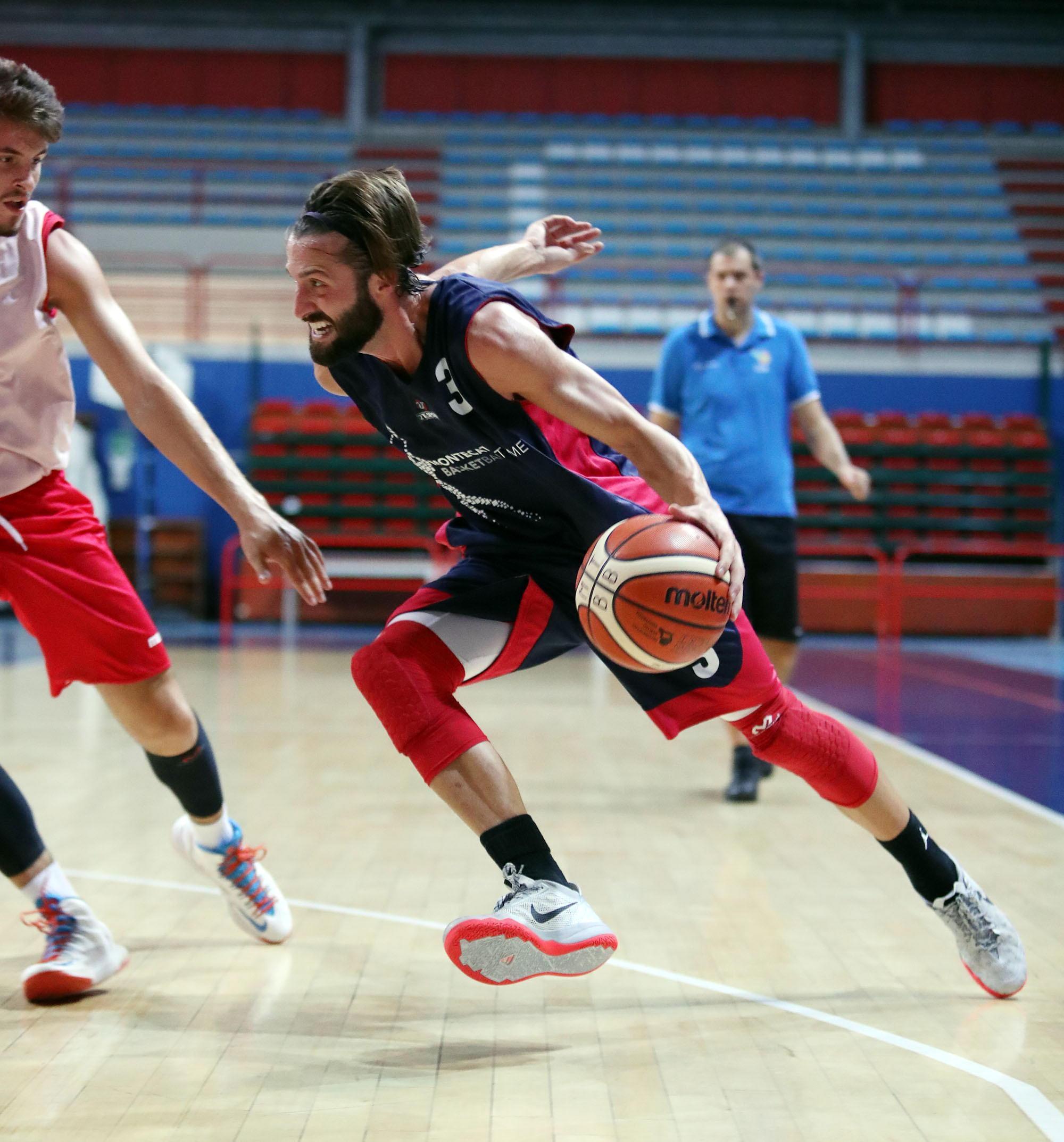 Un'azione di gioco del Montecatini Basket (Foto Nucci)