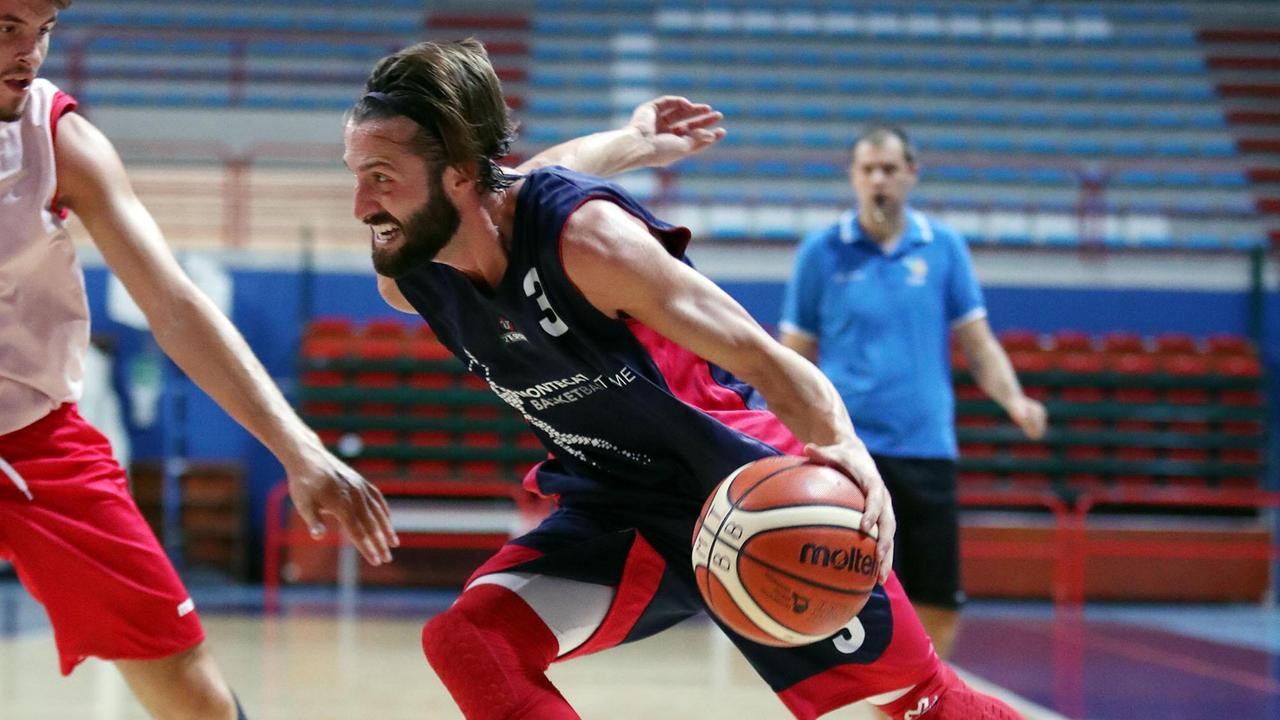 Un'azione di gioco del Montecatini Basket (Foto Nucci)