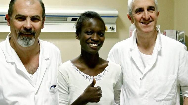 Marta sorridente in ospedale con i medici che l'hanno assistita (Pentafoto)