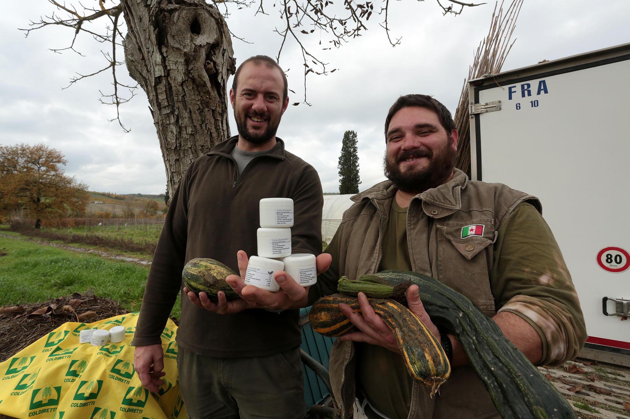 Roberto Cerami (a sinistra) e Gabriele Puccioni mostrano le zucchine e le creme per la pelle che ne ricavano
