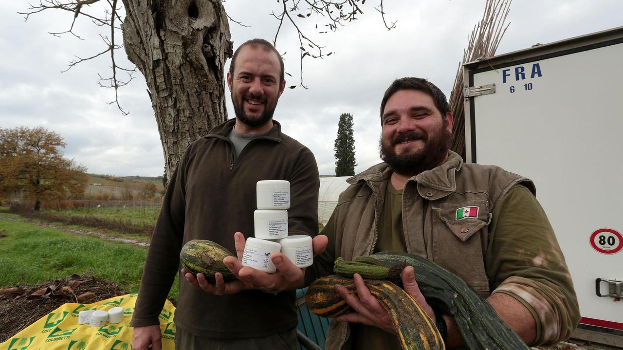 Roberto Cerami (a sinistra) e Gabriele Puccioni mostrano le zucchine e le creme per la pelle che ne ricavano