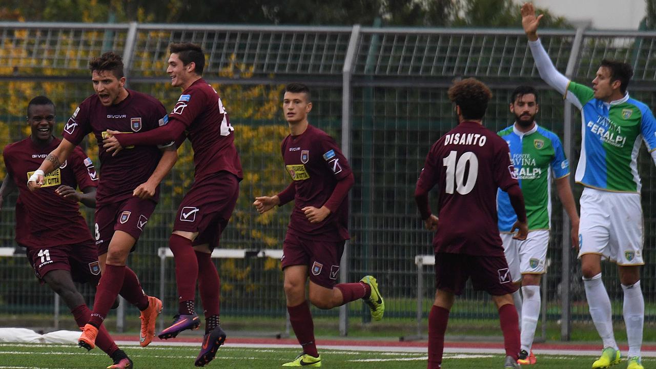 Il granata Della Latta (in foto esulta dopo un gol) rientra dalla squalifica