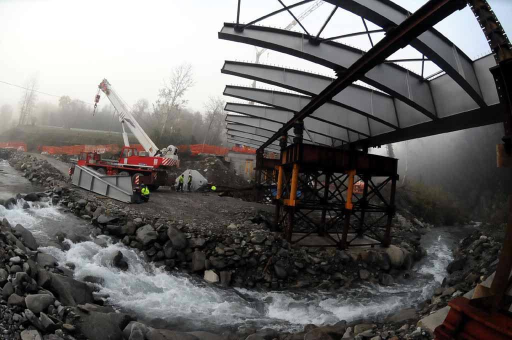 Operaio colpito da una trave di ferro: ricoverato in rianimazione 