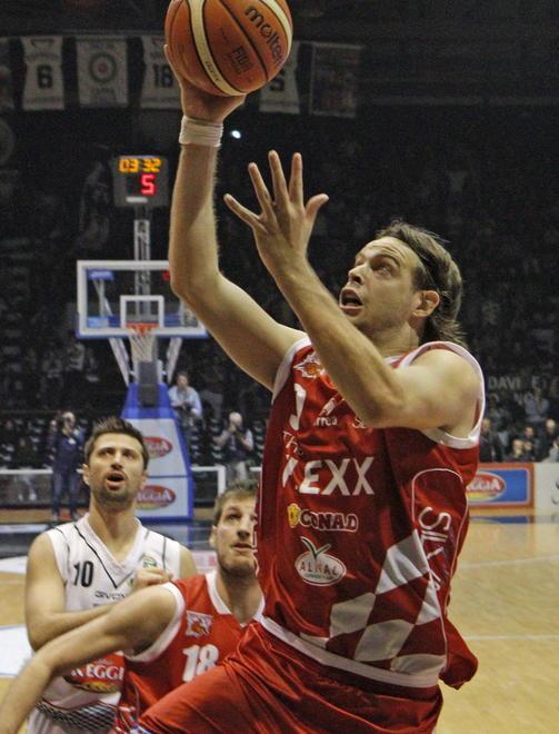 Michele Antonutti a canestro