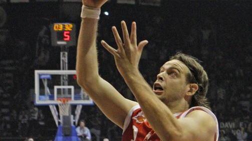 Michele Antonutti a canestro
