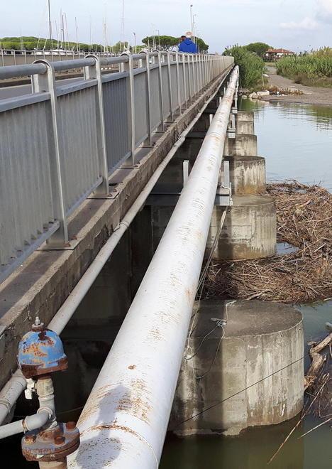 Detriti alla base dei pilastri del ponte sul fiume a Marina di Cecina