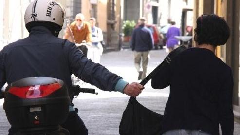 Scippata della borsa da due in scooter