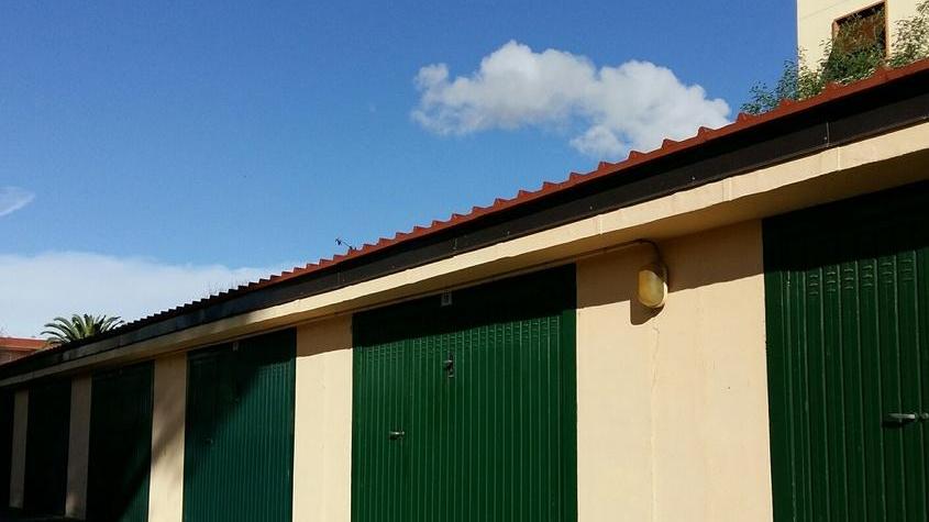 Buchi alle porte dei garage incursione in via Allende