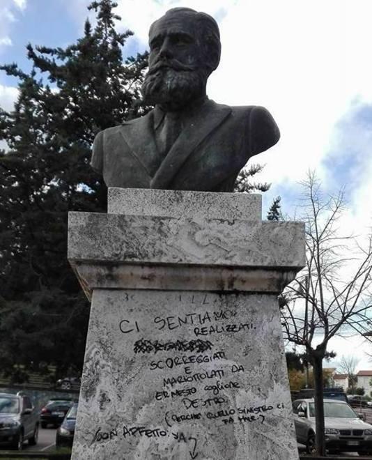 Imbrattata la statua di Mariotti 