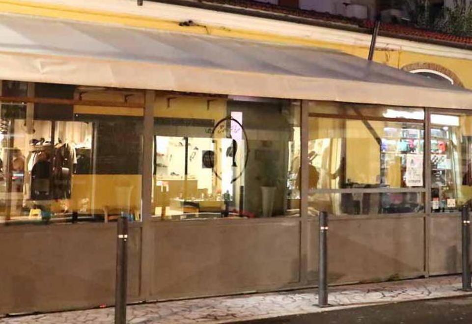 Nuda e con un coltello in centro a Marina 
