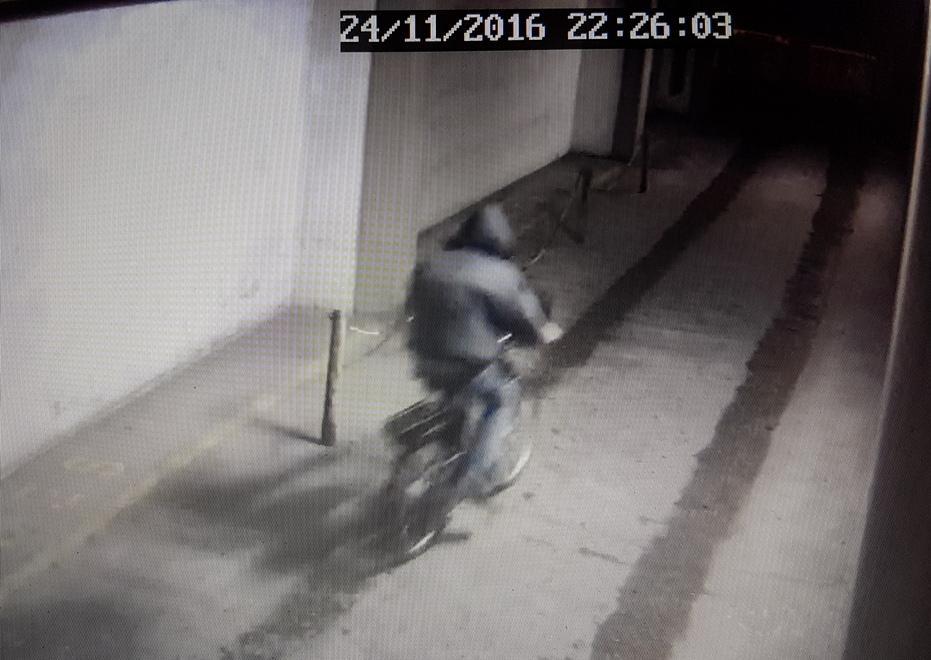 Filmato mentre ruba una bicicletta 