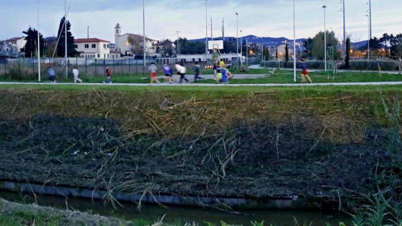 Attrezzi vandalizzati e nessuna recinzione lungo l’argine del rio