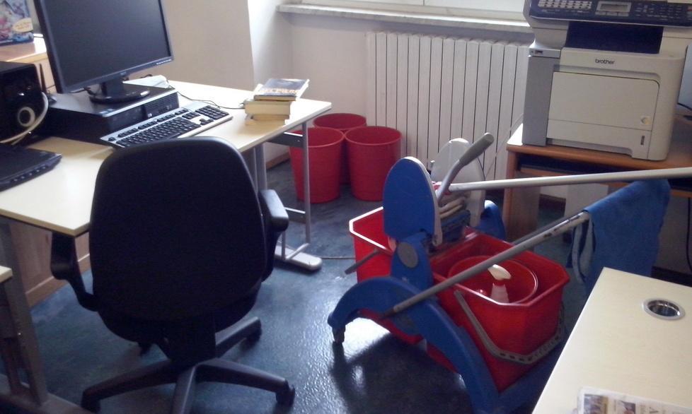 Acqua dal tetto nella biblioteca