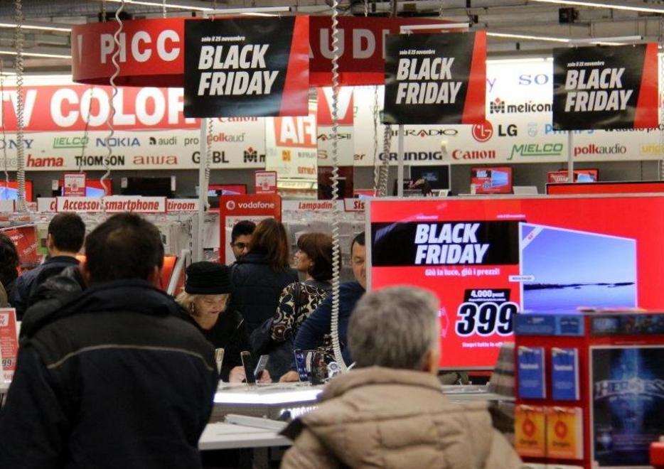 Con il “black friday” Sassari riscopre lo shopping: traffico in tilt