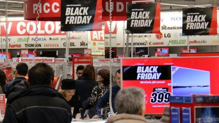 Con il “black friday” Sassari riscopre lo shopping: traffico in tilt