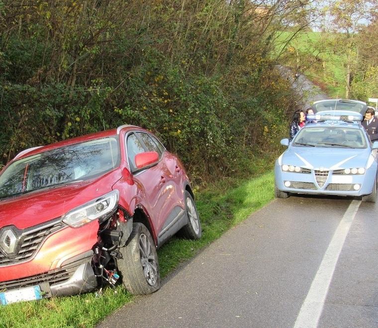 Si schianta con il suv e abbatte un palo: 49enne sotto choc