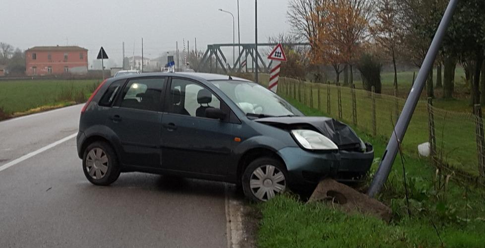 Sbanda e finisce contro un lampione