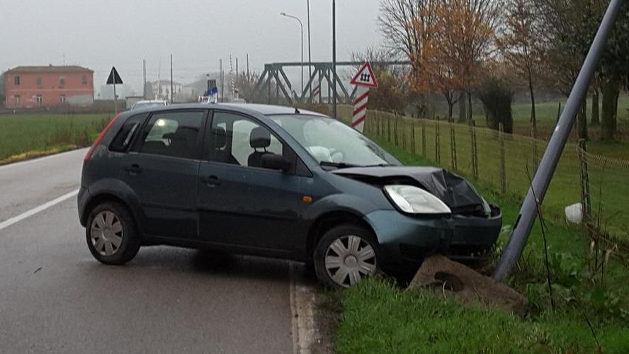 Sbanda e finisce contro un lampione