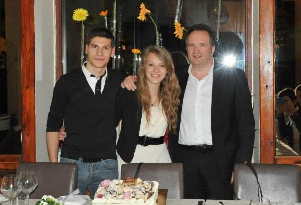 Noemi Avicolli, la vittima 19enne, al centro tra il fratello e il padre Giovanni, anche lui gravemente ferito nell'incidente
