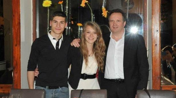 Noemi Avicolli, la vittima 19enne, al centro tra il fratello e il padre Giovanni, anche lui gravemente ferito nell'incidente