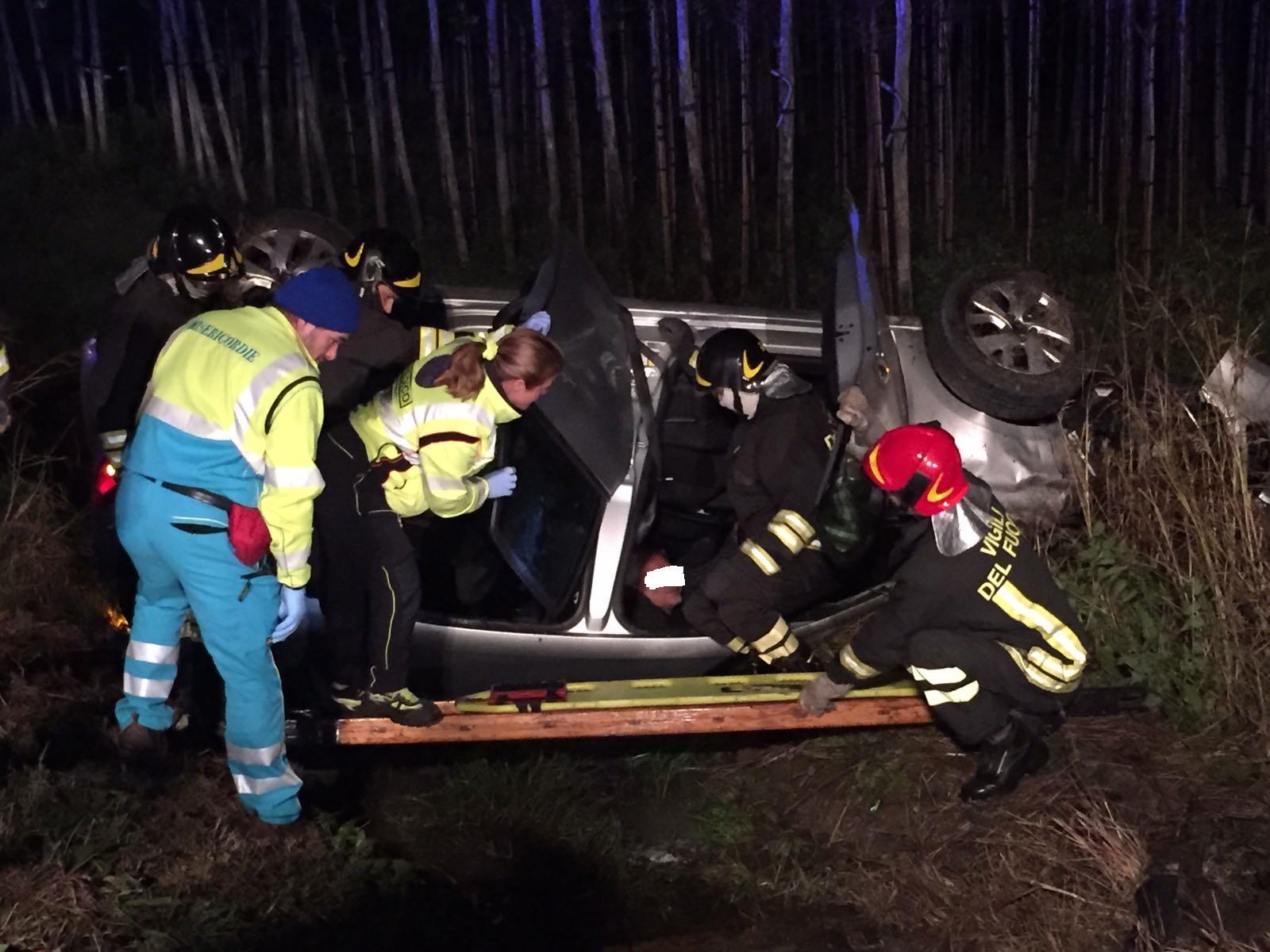 Il ferito, prigioniero nella sua auto ribaltata, mentre viene soccorso 