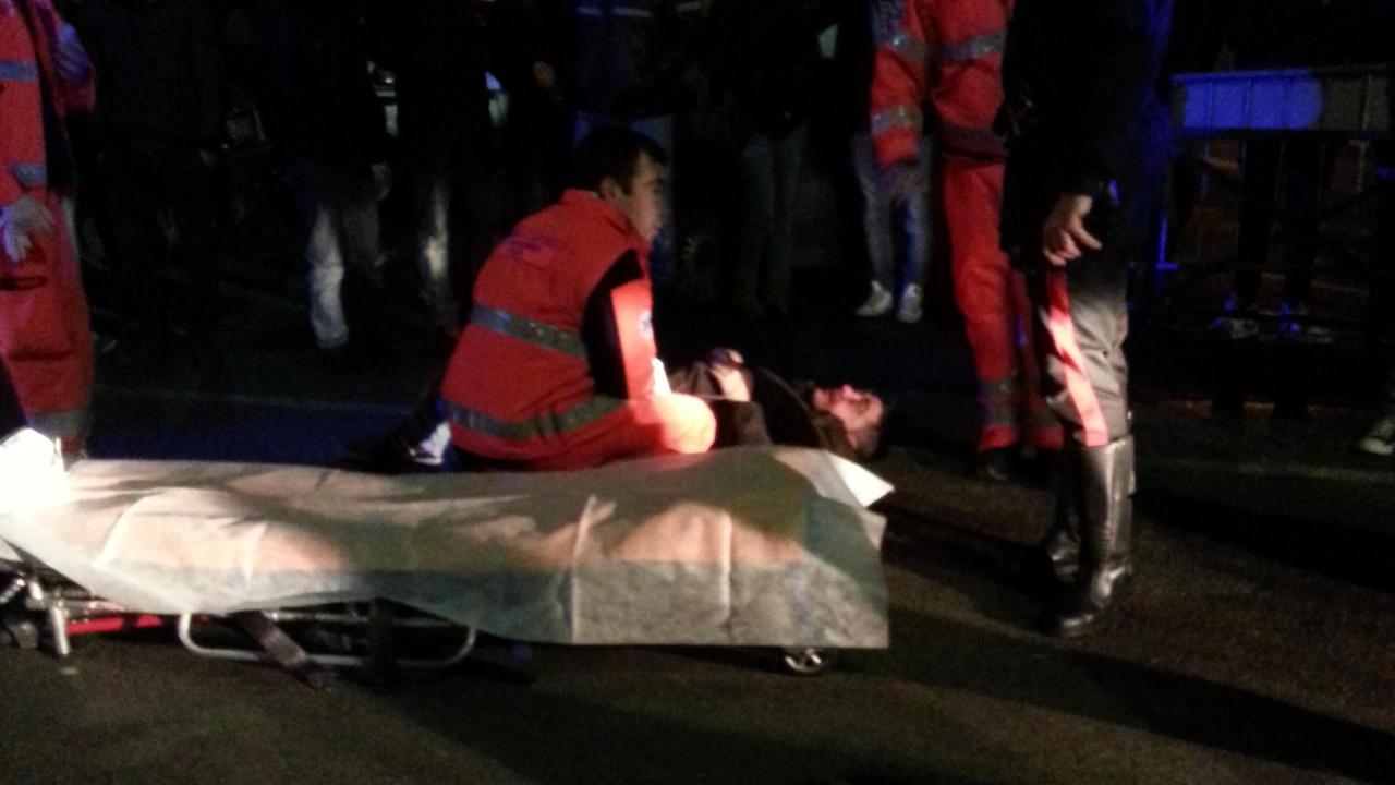 Un ferito soccorso in piazza Mercatale (archivio)