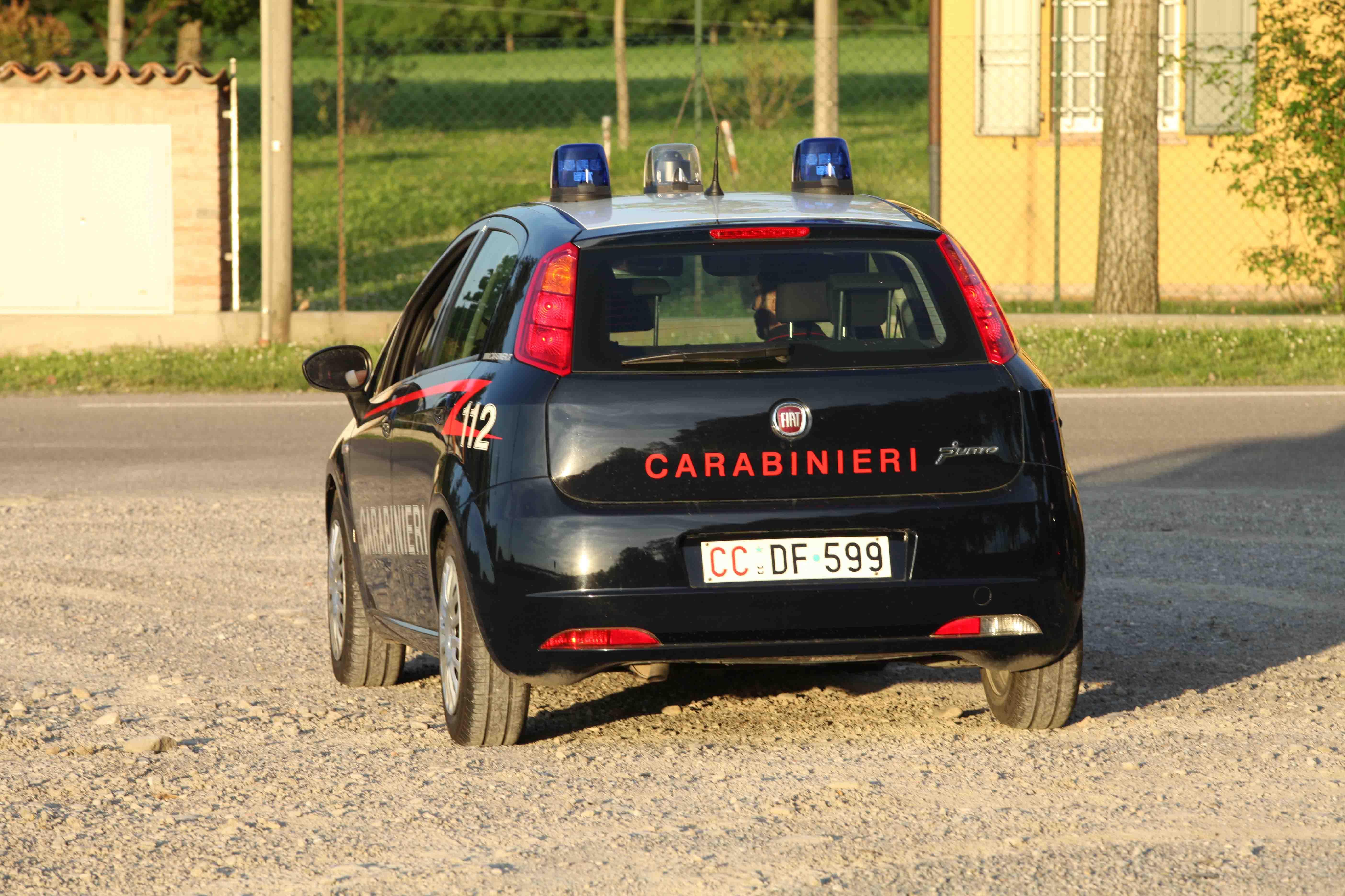 Urta il cancello con l'auto poi prende a pugni il padrone di casa