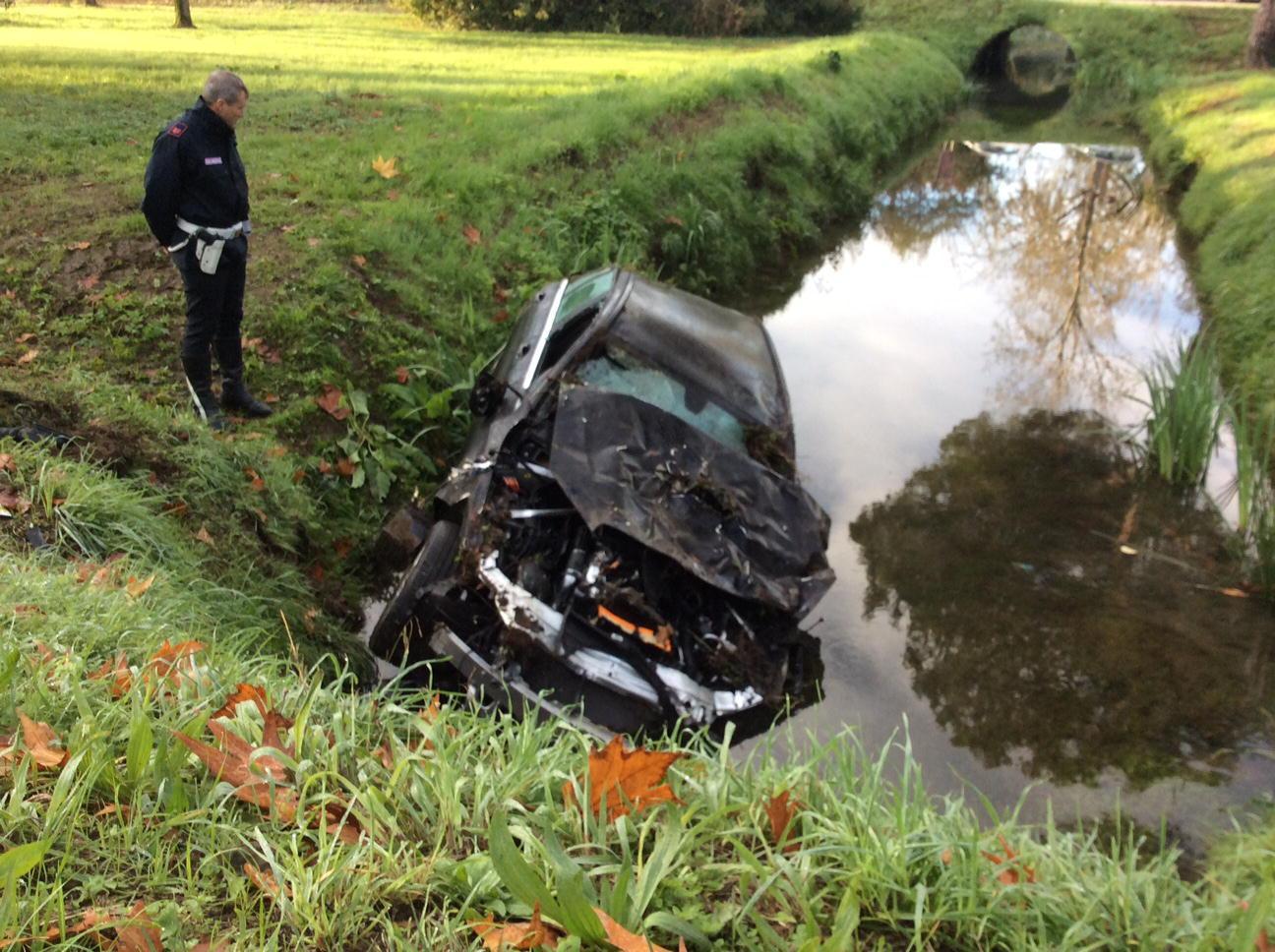 La Mercedes semidistrutta finita nel fosso (foto Vecoli)