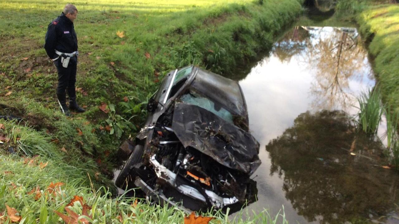 La Mercedes semidistrutta finita nel fosso (foto Vecoli)