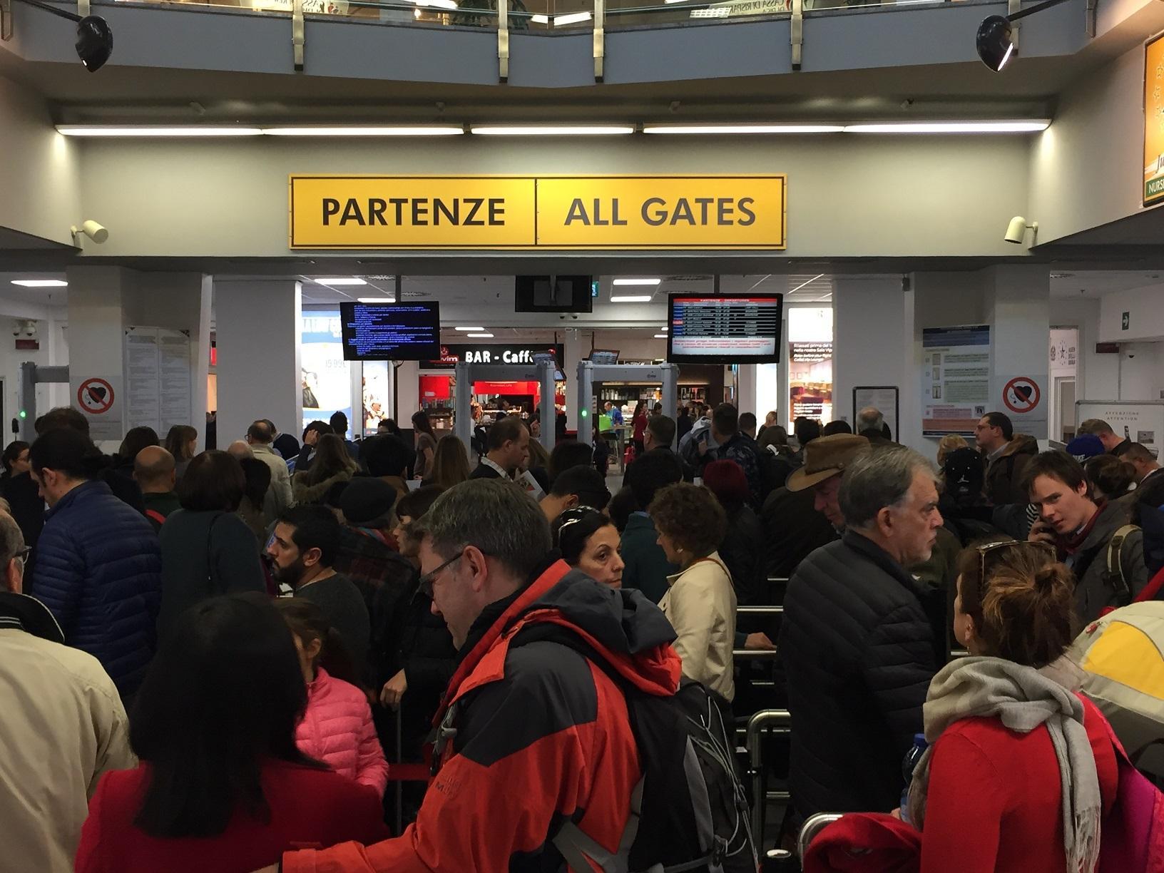 Aeroporto di Pisa, caos nebbia: decine di voli cancellati