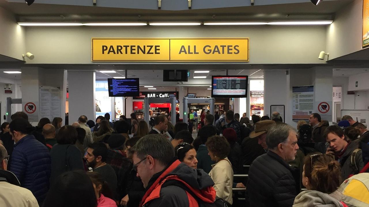 Aeroporto di Pisa, caos nebbia: decine di voli cancellati