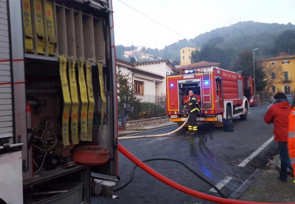 Una immagine dei vigili del fuoco al lavoro sulla Statale Abetone (foto dal gruppo Facebook "Pisa viva di notte")