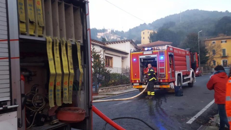Una immagine dei vigili del fuoco al lavoro sulla Statale Abetone (foto dal gruppo Facebook "Pisa viva di notte")