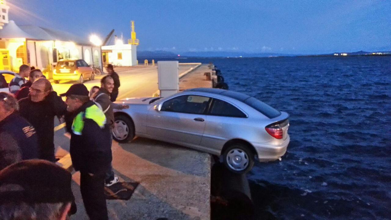 L'auto in bilico sul molo del porto di Carloforte