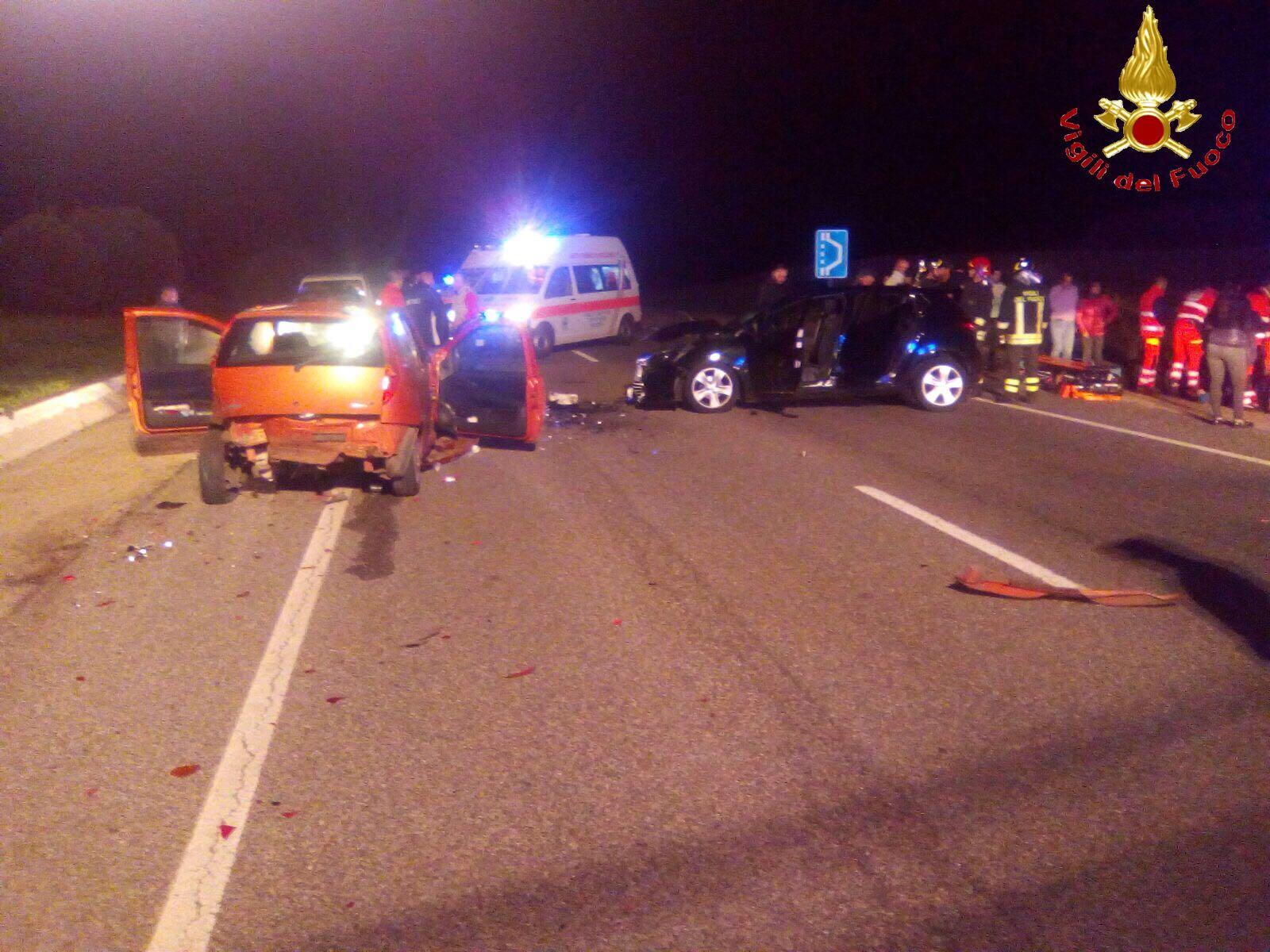 I vigili del fuoco al lavoro sul luogo dell'incidente