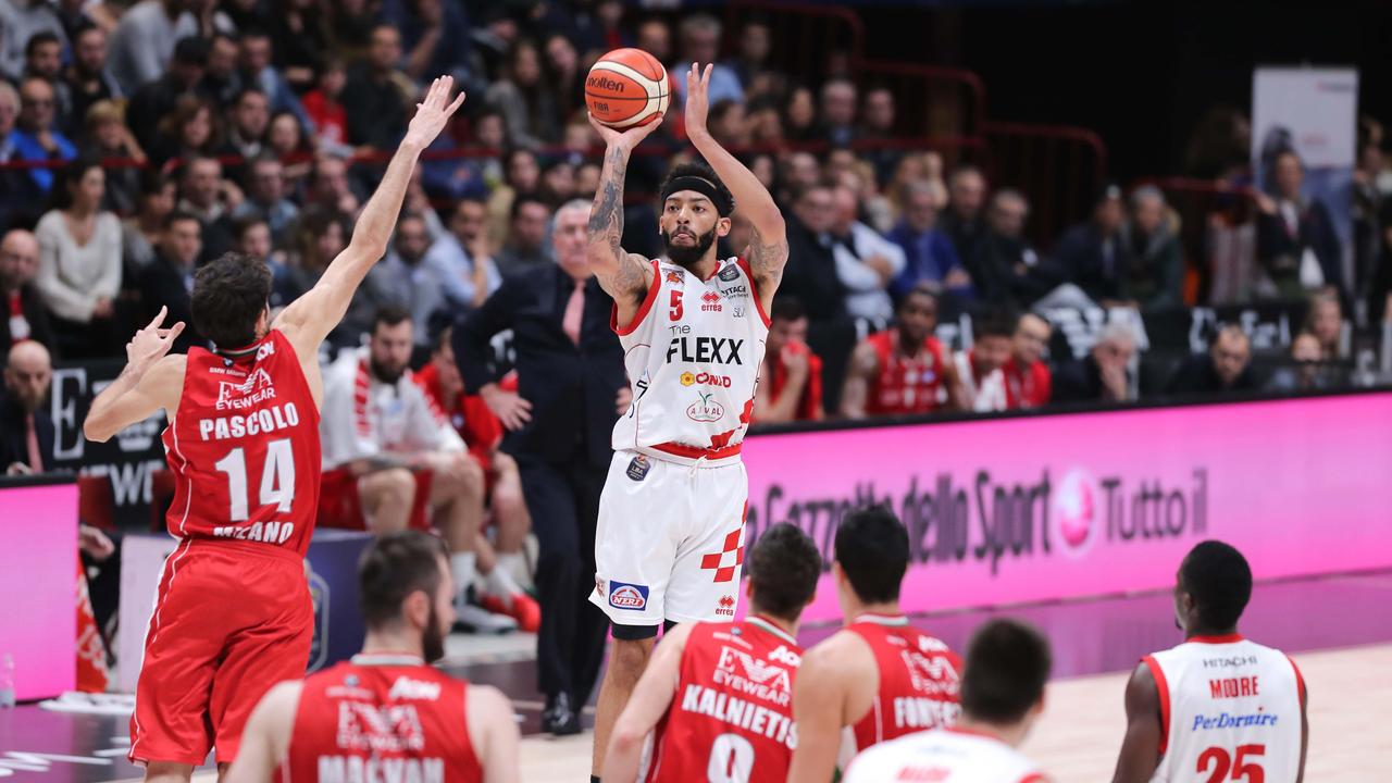 Terran Petteway al tiro