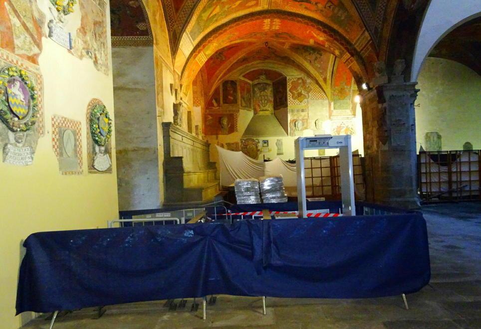 La stridente struttura installata nella corte affrescata dell’antico palazzo pretorio (foto Gori)