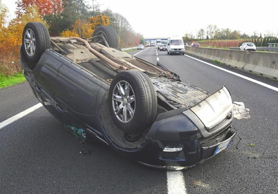 Tampona un’utilitaria e si cappotta con il suv in autostrada