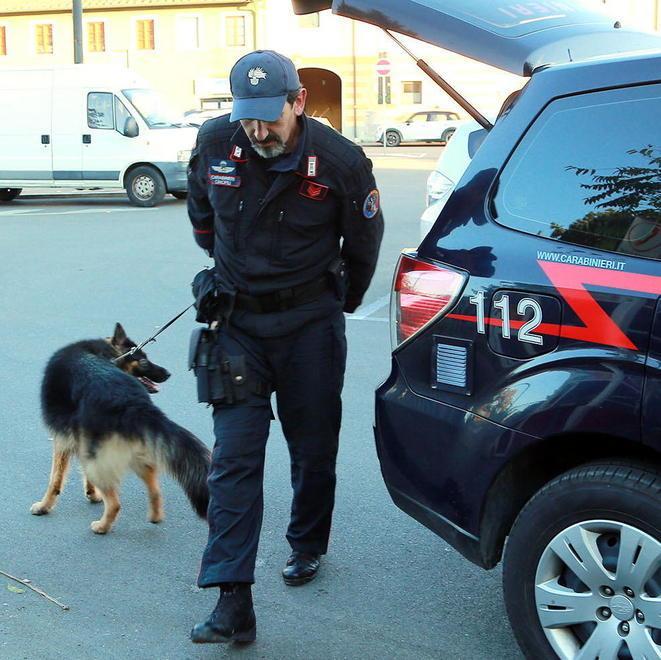 Scovato con la droga sotto il sedile e dietro il tappo del serbatoio: arrestato