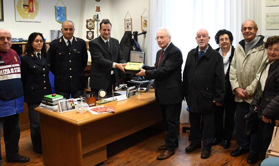 I Fratres donano defibrillatore alla polizia