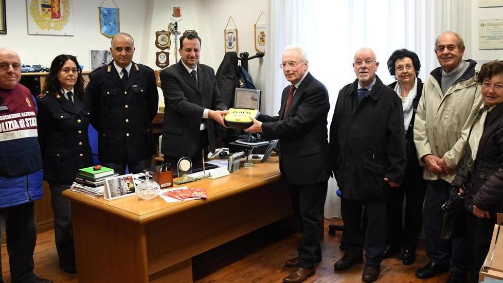 I Fratres donano defibrillatore alla polizia