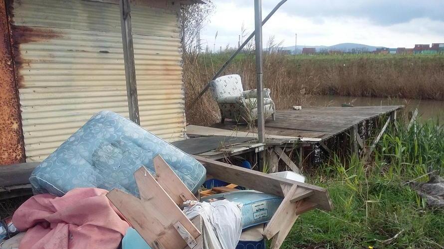 Una discarica lungo i Navicelli