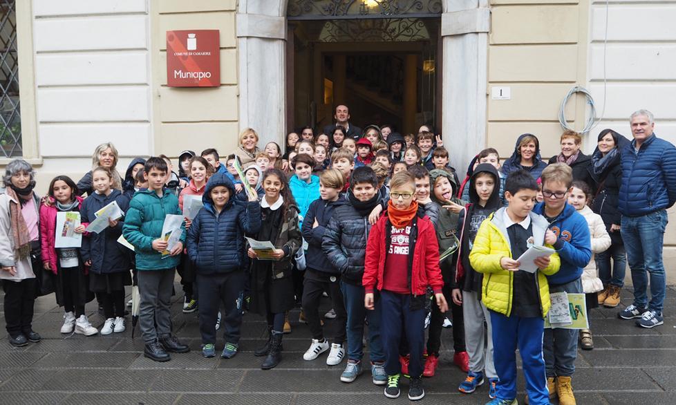 Bambini a scuola di riciclaggio