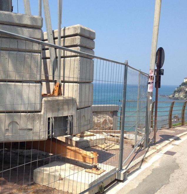 Il rebus dell’ascensore a picco sul mare 