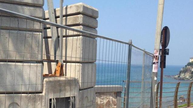 Il rebus dell’ascensore a picco sul mare