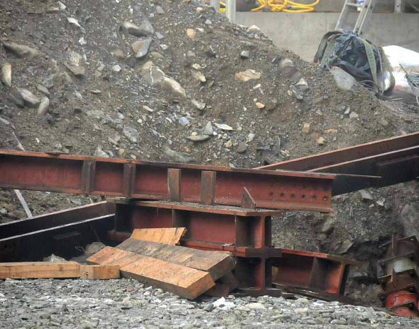 Colpito da trave di ferro, grave operaio 