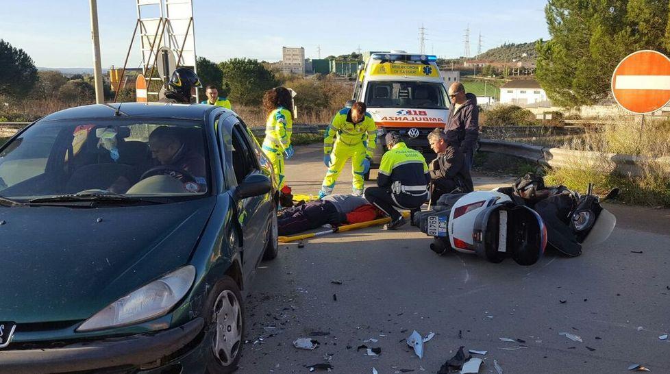 Scontro alla rotatoria, ferito motociclista 