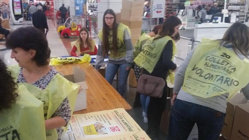 Colletta alimentare market mobilitati «Tutti hanno donato»