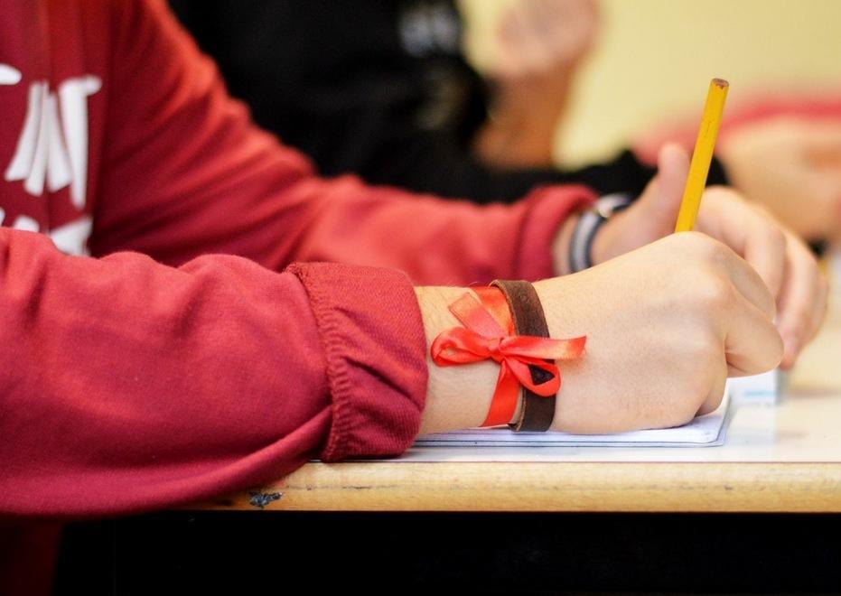 Violenza alle donne Un nastro rosso per ogni studente 