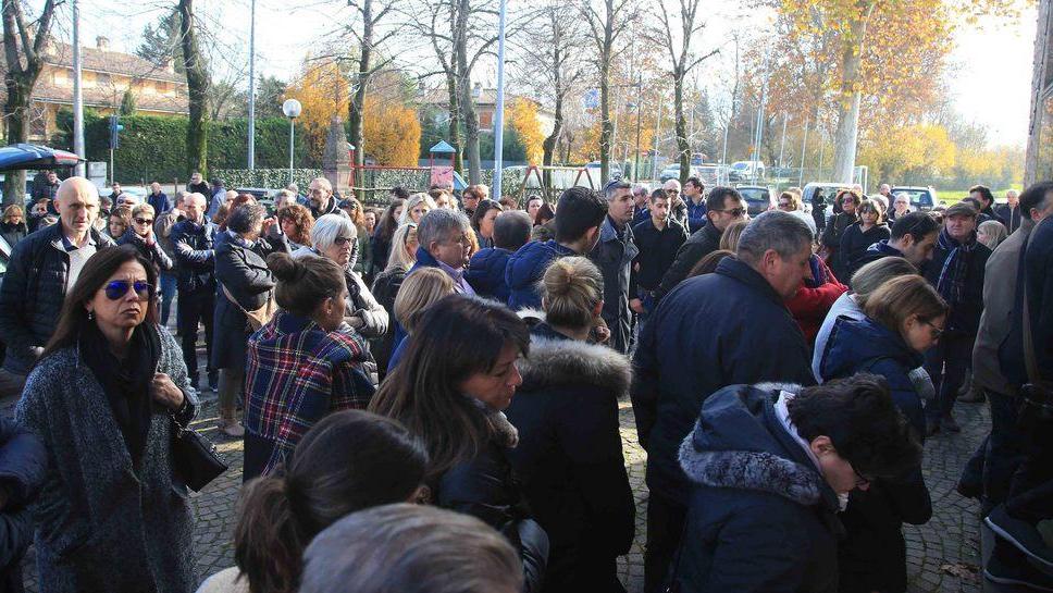 Folla per l’addio a Stefania Sezzi